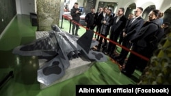 Aljbin Kurti objavio je fotografije sa prezentacije drona "Skifteri" na Facebooku, 8. novembar 2025.