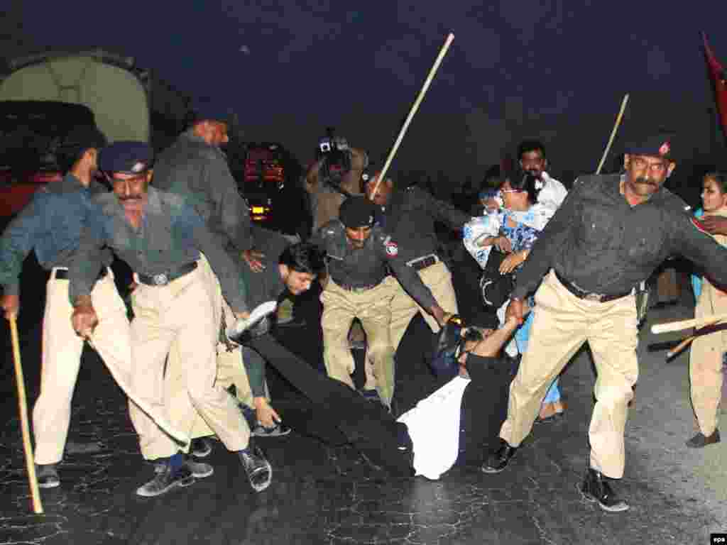 Pakistan - Novi protesti - Vlasti u Pakistanu su uhapsile nekoliko pripadnika pokreta odvjetnika koji su organizirali proteste u cijeloj zemlji. Protestanti su zahtijevali da se na posao Vrhovnog sudije vrati ranije smijenjeni sudac Iftikhar. Kasno sinoć,15.03.,Vlada je prihvatila zahtjev protestanata da se sudija vrati na radno mjesto, a svi dalji protesti su otkazani.