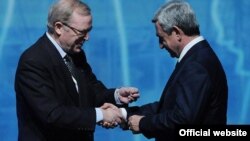 France -- European People's Party (EPP) President Wilfried Martens (L) and Armenian President Serzh Sarkisian (R) at an EPP congress in Marseille, 7Dec2011.