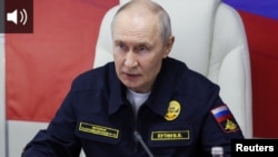 Владимир Путин на крейсере "Варяг", участвующем в учениях Тихоокеанского военно-морского флота России в районе Южно-Сахалинска. 12 августа в 2026 года 