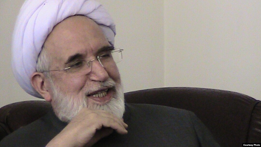 مهدی کروبی از بهمن سال ۱۳۸۹ در حصر خانگی است. فرزند آقای کروبی اعتقاد دارد که حسن روحانی نسبت به وضعیت پدر او و دیگر محصورین بی‌توجه است.