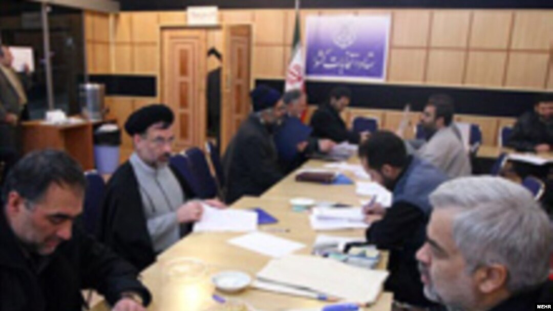 نامزدها، احزاب، ناظران، منتقدان و جناح های سياسی به شورای نگهبان چشم دوخته اند که چگونه فهرست تاييدشدگان نهايی را، پيش از رأی مردم، معرفی خواهد کرد.