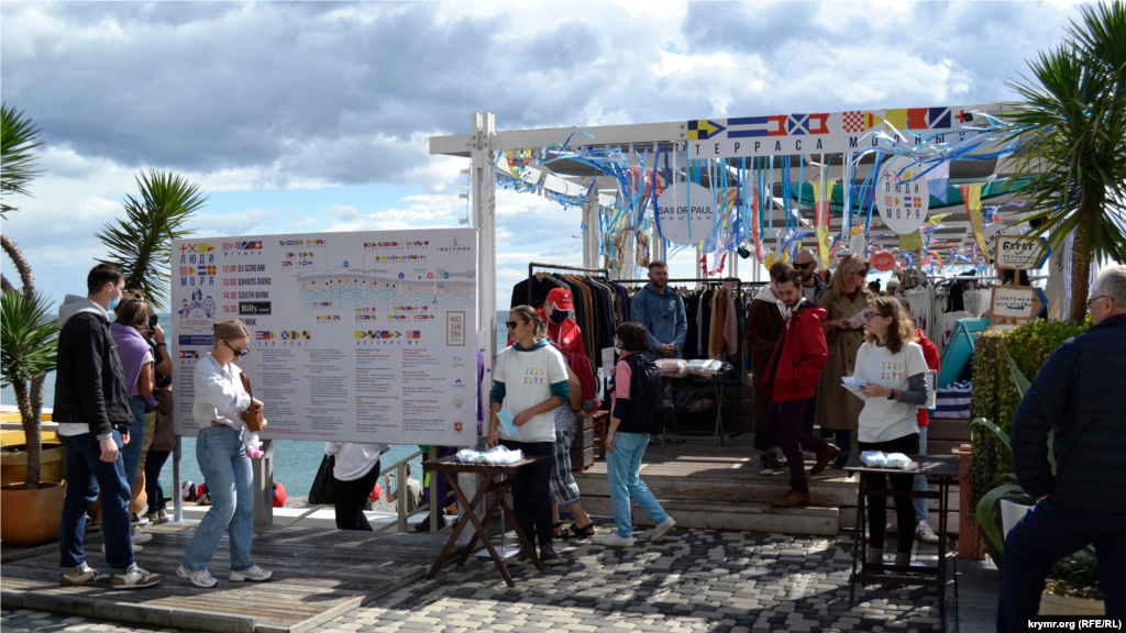 В это же время на Массандровском пляже начал свою работу арт-фестиваль &laquo;Люди моря&raquo;