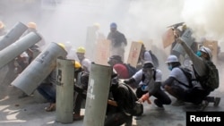 Policija uzvraća i suzavcem na demonstrante, Jagon (28. februar)