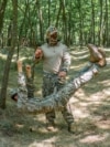 Cum sunt instruiți în tabere elevii militari în R. Moldova 