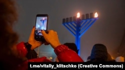 Посольство Ізраїлю в Україні зауважило, що Ханукія, яка розташована на Майдані Незалежності в Києві, вважається найбільшою в Європі.