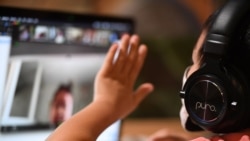 Школьница на дистанционном уроке в Калифорнии.