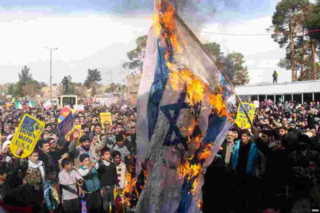 پرچم اسرائیل هم مطابق هر سال به آتش کشیده شد. جمهوری اسلامی ایران، موجودیت کشوری به نام اسرائیل را به رسمیت نمی&zwnj;شناسد در حالیکه این کشور عضوی از سازمان ملل متحد است.