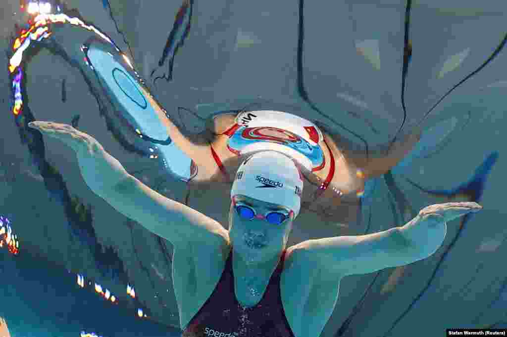 A kínai Jufej Csang úszik a női 200 méteres pillangó elődöntőjén