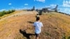 Insert iz videa dvojice jutjubera iz Austije koji su neovlašćeno ušli u deo kompleksa vojnog aerodroma u Batajnici kod Beograda i snimali emisiju.
