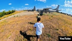 Insert iz videa dvojice jutjubera iz Austije koji su neovlašćeno ušli u deo kompleksa vojnog aerodroma u Batajnici kod Beograda i snimali emisiju.