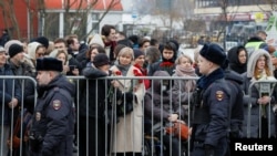 Полицајци и луѓе се собраа во близина на црквата каде што треба да се одржи погребната церемонија, Москва, 1 март 2024