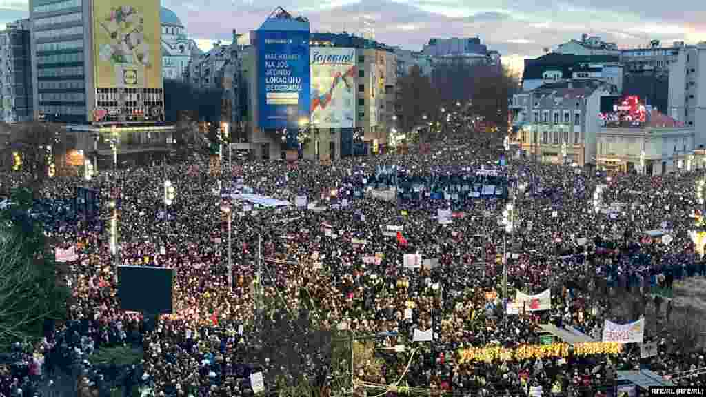 Učesnici protesta su održali 15 minuta tišine, po minut ćutanja za svaku od 15 žrtava u padu nadstrešnice na železničkoj stanici u Novom Sadu. Na skupu nije bilo obraćanja.&nbsp;