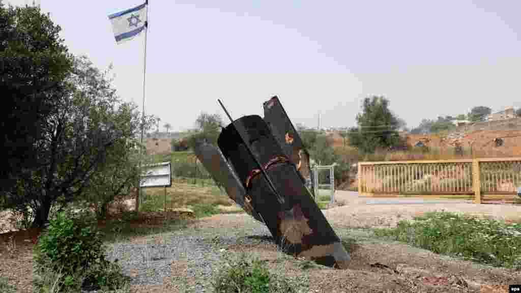 Rep iranske balističke rakete pao je u Shadmot Mehola, izraelsko naselje na Zapadnoj obali. Iran je 4. aprila ispalio novu salvu raketa prema Izraelu, a projektili i presretnuti ostaci pali su širom Zapadne obale.