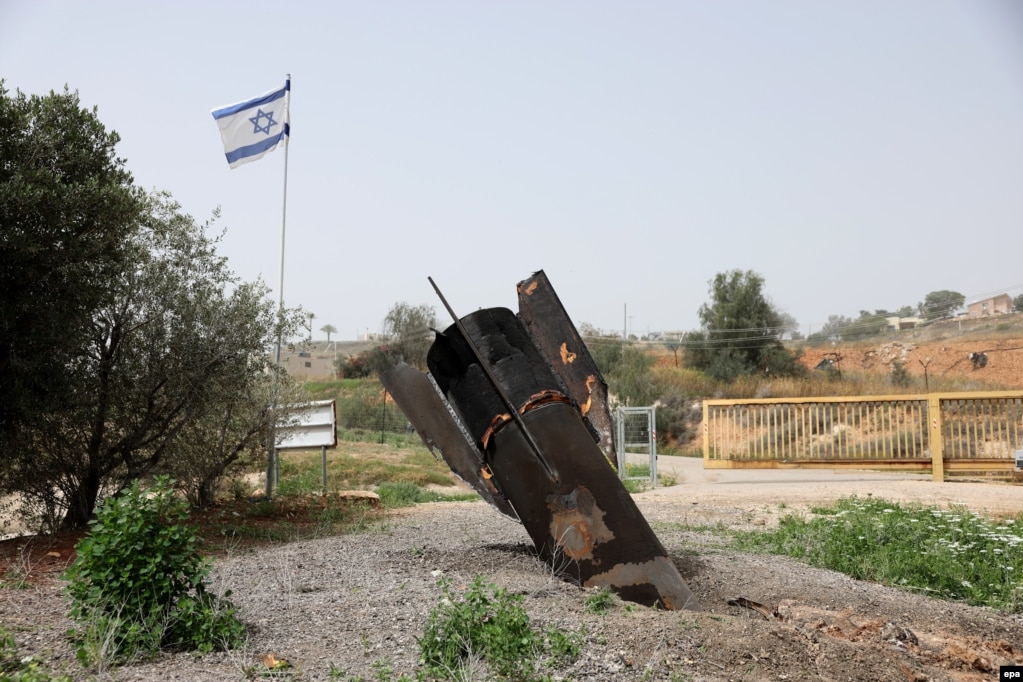 Bishti i një rakete balistike iraniane që ra në Shadmot Mehola, vendbanim izraelit në Bregun Perëndimor. Irani ka kryer sulme të reja me raketa ndaj Izraelit, me predha dhe mbetje të tyre që u rrëzuan në mbarë Bregun Perëndimor më 4 prill.