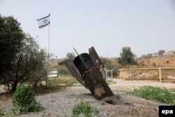 The tail of an Iranian ballistic missile landed in Shadmot Mehola, an Israeli settlement in the West Bank. Iran launched a fresh barrage of missiles targeting Israel, with projectiles and intercepted debris falling across the West Bank on April 4.