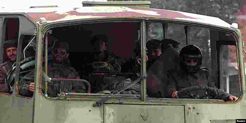 Ushtarë jugosllavë duke u larguar nga Aeroporti i Prishtinës, në një autobus pa dritare, 14 qershor 1999. Oleg Popov/Reuters.&nbsp; 