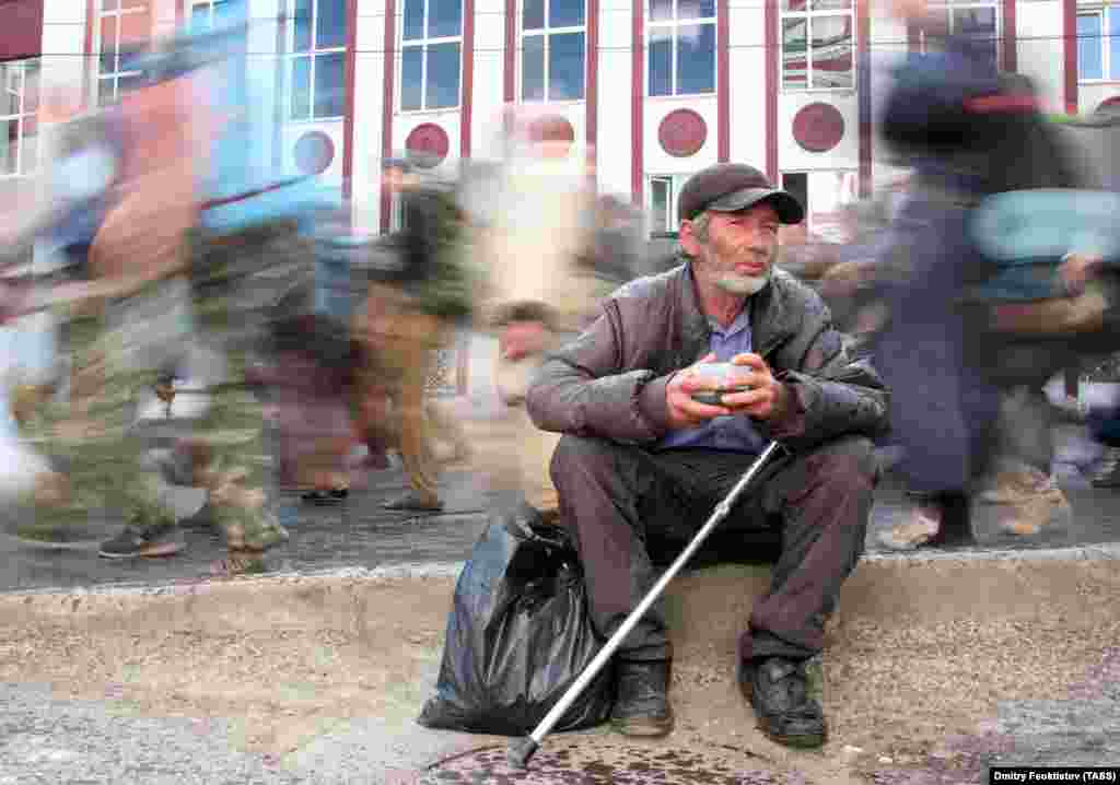 A pilgrim rests as the Velikoretsky procession returns to Kirov on June 8.