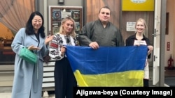 Данило біля одного з українських закладів у Японії