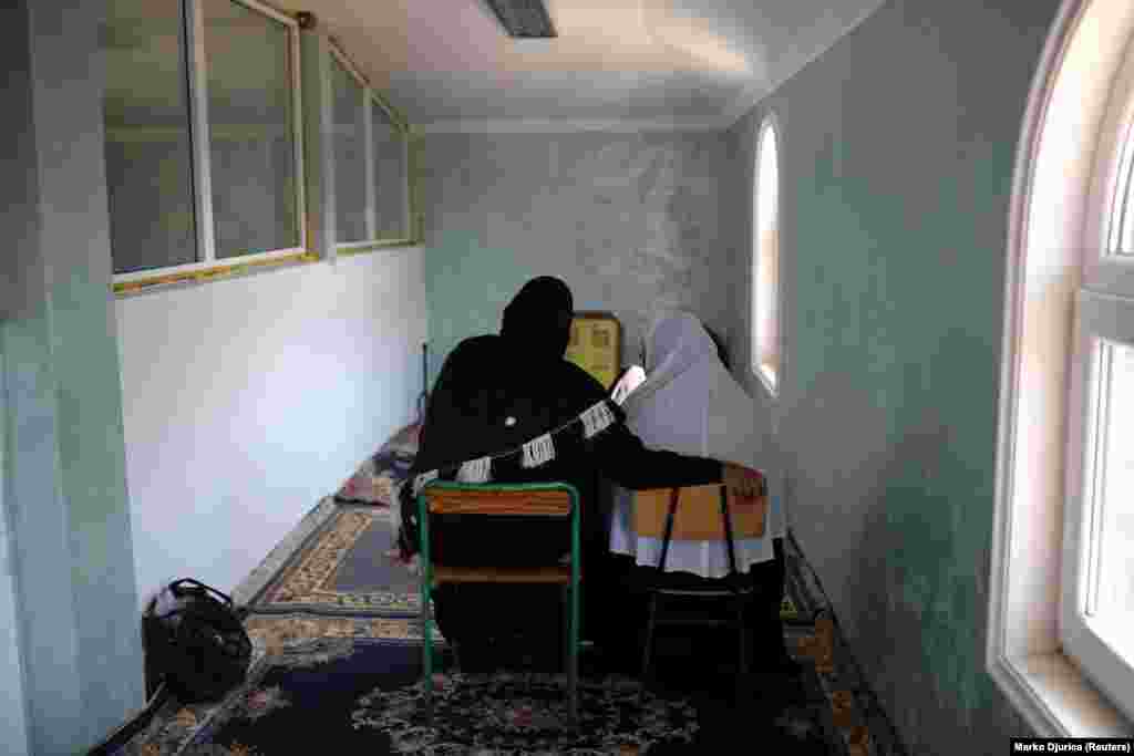 Sekretarijat za urbanizam i građevinske poslove u Skupštini grada Beograda je odbio da onemogući izgradnju novih džamija rekavši da Islamska zajednica Srbije nije podnela bilo kakav zahtev za izgradnju.