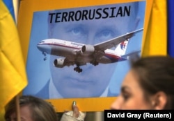 Перший рік війни Росії проти України. Зображення Володимира Путіна на плакаті учасників акції протесту в столиці Австралії через два дні після збитого 17 липня на Донбасі «Боїнга», в результаті чого загинули 298 людей. Сідней, 19 липня 2014 року