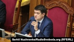 Спікер парламенту нагадав, що Верховна Рада ухвалила закон про кримінальну відповідальність за неперсональне голосування, «але сьогодні всі колеги кажуть, що він не працює»