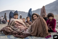 شماری از کودکان و زنان مهاجر که به افغانستان برگشته اند اما هیچ امکاناتی در اختیار ندارند