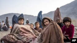تعدادی از زنان و کودکان مهاجر افغان که از پاکستان اخراج شده اند