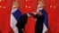 Kineski predsednik Si Đinping odlikovao je predsednika Srbije Aleksandra Vučića Ordenom prijateljstva, najvišim kineskim državnim odlikovanjem za strane državljane, u Pekingu, Kina, 25. maja 2026.