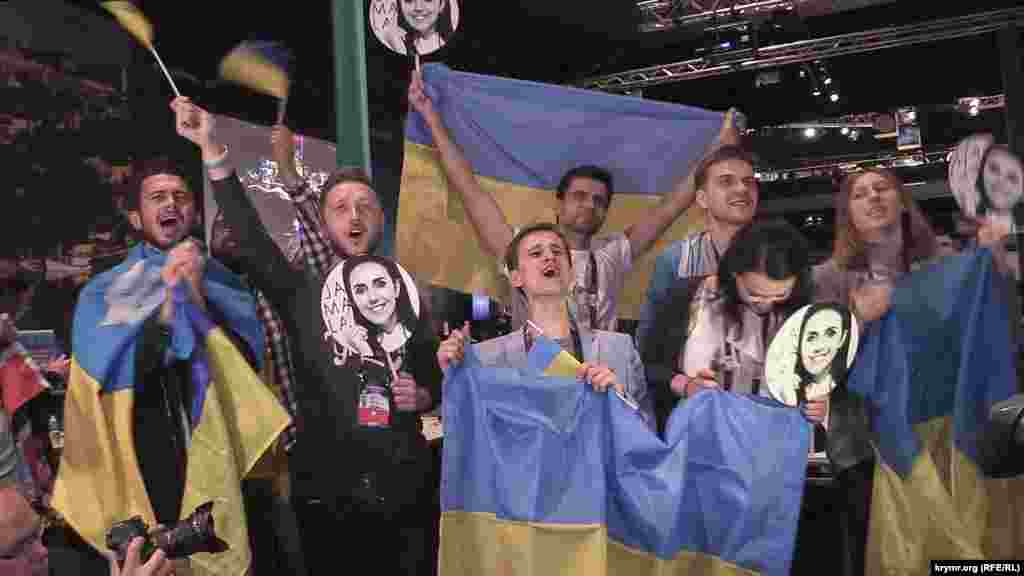 А во время самого выступления певицы журналисты самых разных СМИ выстроились в цепочку, созданную из украинских флагов, чтобы спеть припев песни &laquo;1944&raquo; на крымскотатарском языке. Ни у одного исполнителя не было столь сильной поддержки в пресс-центре