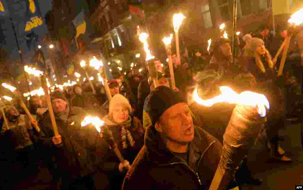 Marș al naționaliștilor la Kiev în amintirea liderului Stepan Bandera.