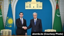 Türkmenistanyň prezidenti Serdar Berdimuhamedow we Gazagystanyň prezidenti Kasym-Žomart Tokaýew. 25-nji noýabr, 2025 ý.
