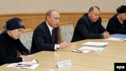 «В той сфере, которая связана с работой, помогающей людям сегодня, сейчас и здесь, с властью нужно взаимодействовать», считает Георгий Сатаров. Матери Беслана у Владимира Путина