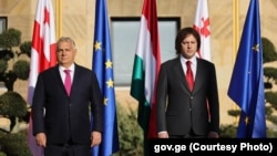 Premierul maghiar Viktor Orban, și omologul său georgian Irakli Kobahidze, pe 28 octombrie, la Tbilisi.