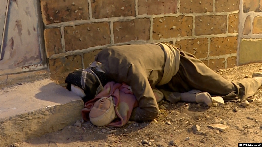 Victime ale atacului cu substanțe chimice asupra orașului kurd irakian Halabja pe 16 martie 1988. Monumentul creat după această imagine servește ca avertisment cu privire la riscul folosirii armelor chimice. 