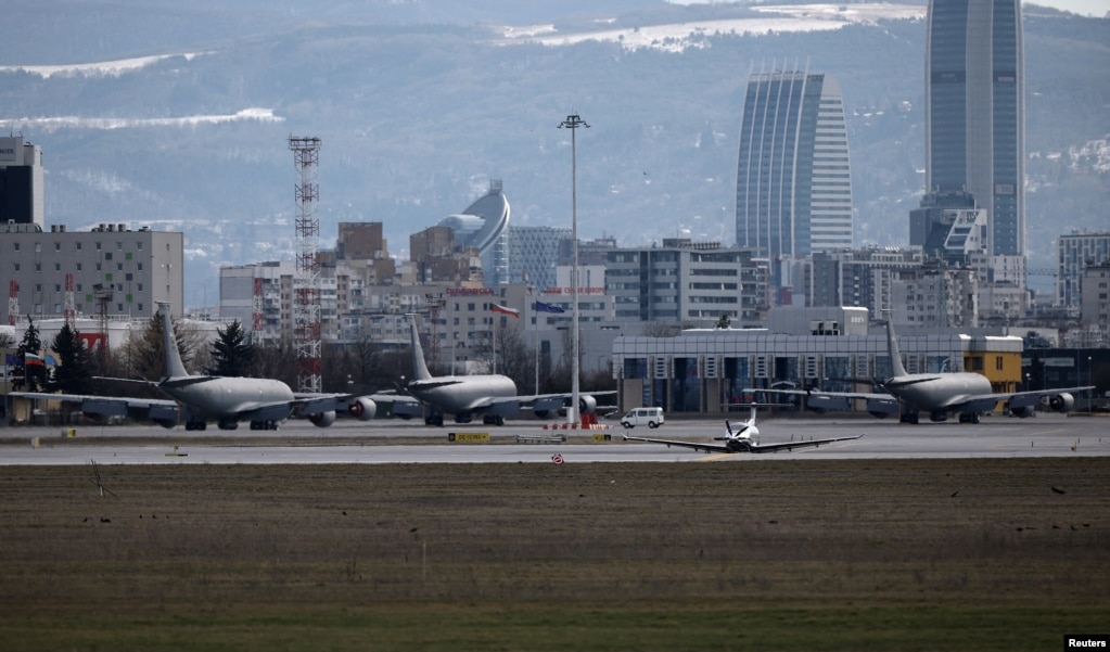 Aeroplanë të ushtrisë amerikane shihen në aeroportin ndërkombëtar të Sofjes në Bullgari më 19 shkurt.