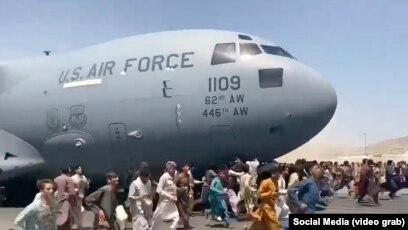 Kaosi në aeroportin e Kabulit
