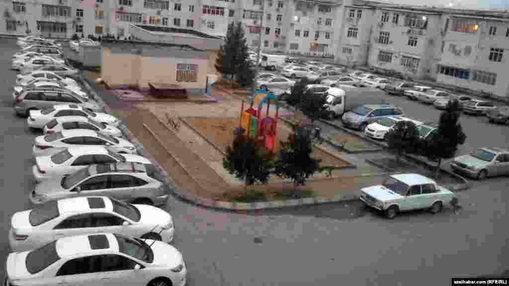 Aşgabatda çagalaryň meýdançasy ulag duralgasynyň ortasynda gurnalypdyr.