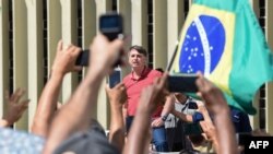 Президент Бразилії Жаїр Болсонару виступає на мітингу проти карантину та соціального дистанціювання, квітень 2020 року