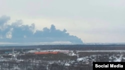 За попередніми даними, внаслідок удару було пошкоджено три резервуари з нафтою, виникла масштабна пожежа площею 20 тисяч метрів квадратних. Фото архівне 