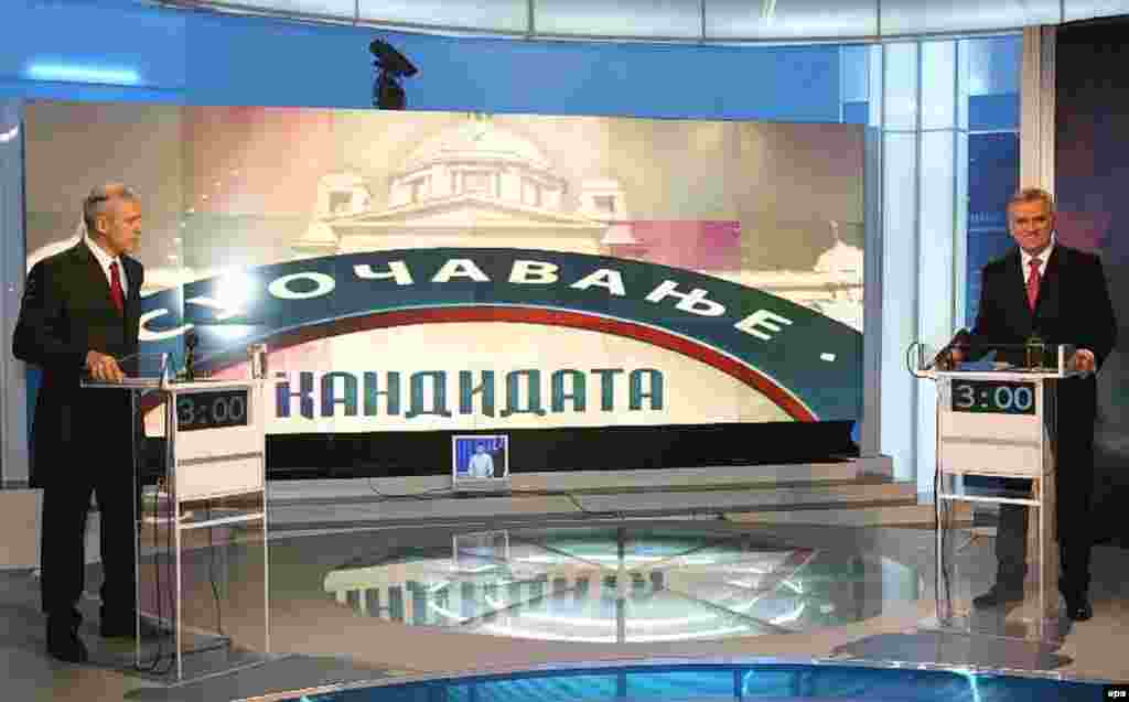 Predsjednički izbori u Srbiji - U prvom krugu prvih predsjedničkih izbora, održanih nakon usvajanja novog Ustava Srbije, nijedan kandidat nije dobio potrebnu većinu. Nešto malo više glasova u prvom krugu je osvojio desno orijentirani Tomislav Nikolić, kandidat Srpske radikalne stranke. Drugi je bio proevropski orijentirani Boris Tadić, kandidat Demokratske stranke.