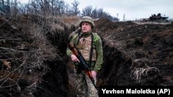 Український військовий у зоні бойових дій на Донбасі, поблизу міста Красногорівка, за 25 кілометрів від Донецька