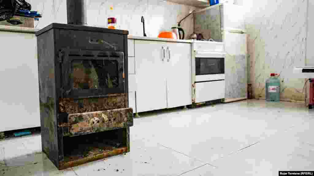 Një stufë e dëmtuar nga vërshimet në shtëpinë e Etemit në Kuzmin të Fushë-Kosovës.Rreth 12 familje janë evakuuar nga Kuzmini - fshat me 475 banorë sipas Agjencisë së Statistikave të Kosovës - në fillim të janarit dhe tani banojnë gjetkë. Qiranë ua paguan komuna, tha për Radion Evropa e Lirë më 29 janar Rasim Rizahi, këshilltar në komunën e Fushë-Kosovës.