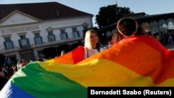 Tiltakozás az LMBTQ-tartalmakat az iskolákban és a médiában korlátozó törvény ellen Budapesten 2021. június 16-án