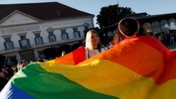 Tiltakozás az LMBTQ-tartalmat az iskolákban és a médiában korlátozó törvény ellen Budapesten, 2021. június 16-án