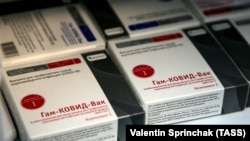 A Szputnyik-V koronavírus-elleni orosz vakcina bedobozolt dózisai a szakadár keleti-ukrajnai területeken. 
