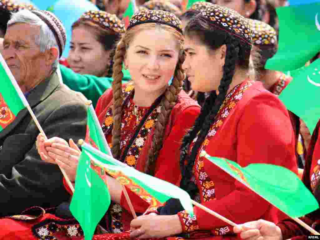 Tomaşyjylar konserte höwes bilen tomaşa edýarler