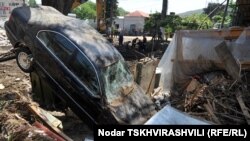 Заместитель главы администрации Исани-Самгорского района Бесо Газделиани не стал скрывать своей обиды на жителей, чьи дома оказались затопленными, после того, как они в резкой форме высказали ему недовольство темпами очистительных работ