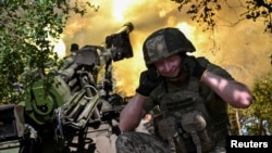 Військовослужбовець 148-ї окремої артилерійської Житомирської бригади ЗСУ веде вогонь із САУ CAESAR, Дніпропетровська область, 23 червня 2026 року