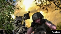 Український військовий веде вогонь із самохідної гаубиці CAESAR по російських військах, Дніпропетровська область, червень 2026 року